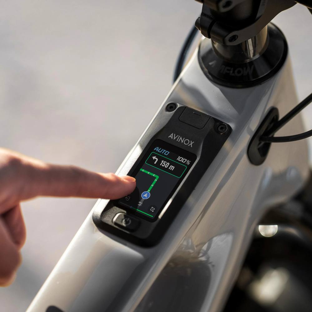 Touchdisplay des Avinox Antriebs im Oberrohr mit Navigation