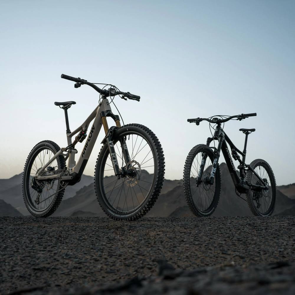 Zwei AMFLOW PX Carbon in Grau und Schwarz vor einer Berglandschaft